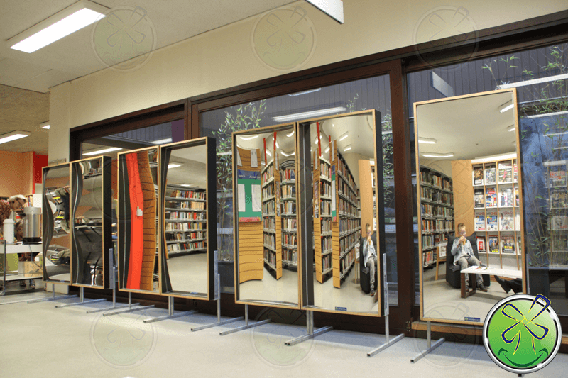 Alquiler de espejos de risa en la biblioteca de Grimbergen, Bélgica.