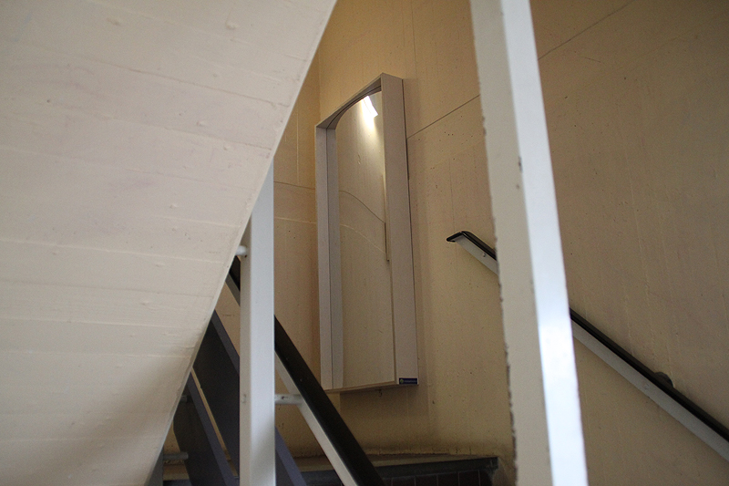 En el hueco de la escalera hemos colgado 3 espejos de risa en el primer y segundo piso.