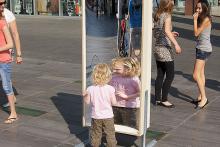 Frente a la plaza de Eindhoven, un espejo risueño de espejos-sonrientes.es
